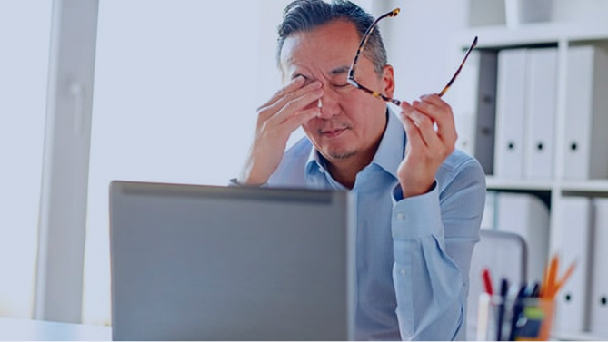 Ruang kerja yang tertata rapi dengan tanaman dan pencahayaan alami